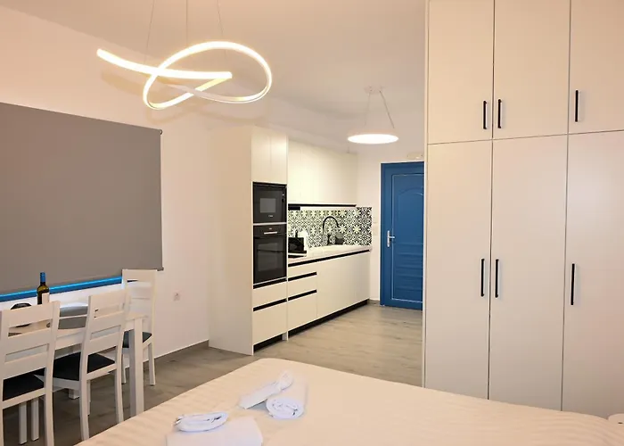 Castle & Sea, Platanos Retreat *